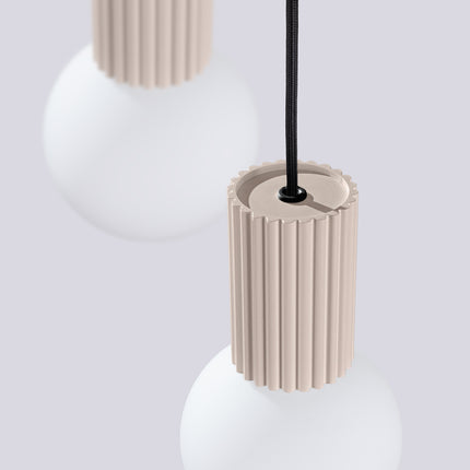 Suspension Halo 3P Taupe, luminaire 3 globes verre opalin et aluminium taupe nervuré, vue de trois quarts