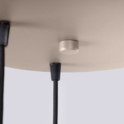 Suspension Halo 3P Taupe, luminaire 3 globes verre opalin et aluminium taupe nervuré, detail du cable et du plafonnier