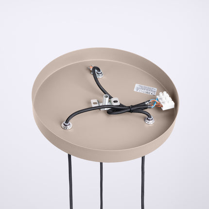 Suspension Halo 3P Taupe, luminaire 3 globes verre opalin et aluminium taupe nervuré, vue en contre-plongee