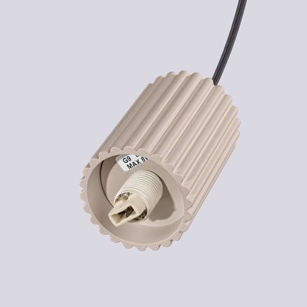 Suspension Halo 3P Taupe, luminaire 3 globes verre opalin et aluminium taupe nervuré, lumiere allumee en ambiance