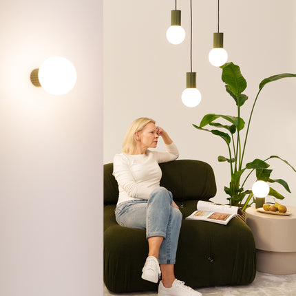 Suspension Halo 3P Vert Olive, luminaire 3 globes verre opalin et aluminium vert olive nervuré, photo d'ambiance en salle ...