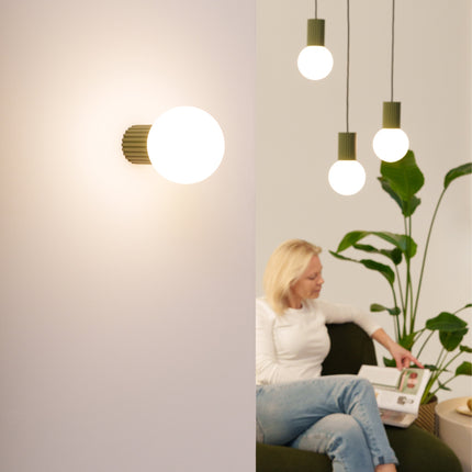 Suspension Halo 3P Vert Olive, luminaire 3 globes verre opalin et aluminium vert olive nervuré, packshot studio fond blanc