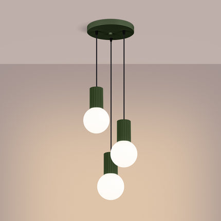 Suspension Halo 3P Vert Olive, luminaire 3 globes verre opalin et aluminium vert olive nervuré, gros plan sur les globes e...