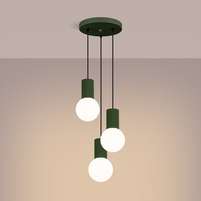 Suspension Halo 3P Vert Olive, luminaire 3 globes verre opalin et aluminium vert olive nervuré, gros plan sur les globes e...