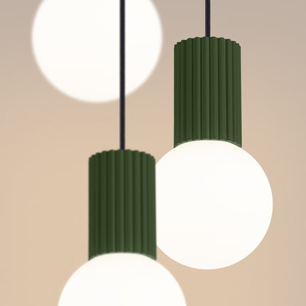 Suspension Halo 3P Vert Olive, luminaire 3 globes verre opalin et aluminium vert olive nervuré, detail de la base en alumi...