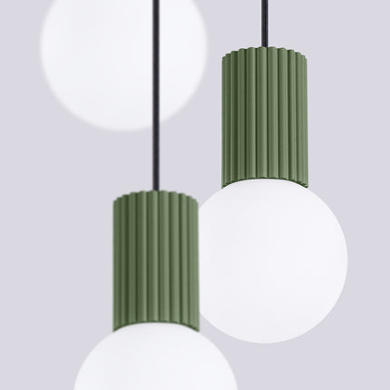 Suspension Halo 3P Vert Olive, luminaire 3 globes verre opalin et aluminium vert olive nervuré, vue de face suspendue