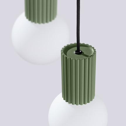 Suspension Halo 3P Vert Olive, luminaire 3 globes verre opalin et aluminium vert olive nervuré, vue de trois quarts