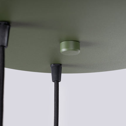 Suspension Halo 3P Vert Olive, luminaire 3 globes verre opalin et aluminium vert olive nervuré, detail du cable et du plaf...