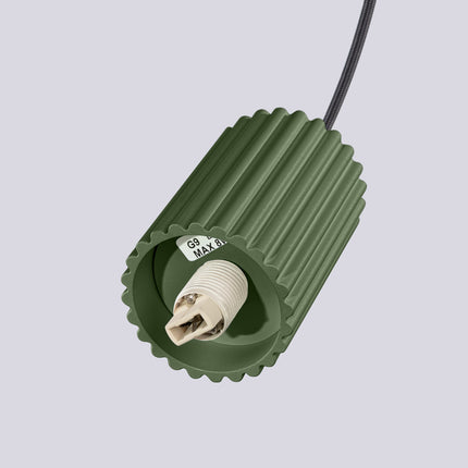 Suspension Halo 3P Vert Olive, luminaire 3 globes verre opalin et aluminium vert olive nervuré, lumiere allumee en ambiance