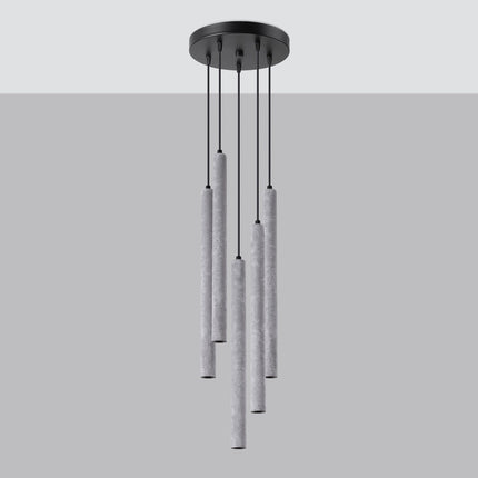 Suspension Halo 5 tubes en béton brut allumée, ampoules G9 visibles en cascade