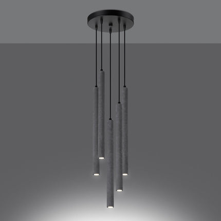 Vue d'angle de la suspension Halo 5 tubes en béton, rosace noire et câbles décalés