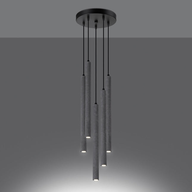 Vue d'angle de la suspension Halo 5 tubes en béton, rosace noire et câbles décalés