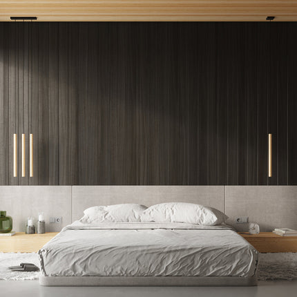 Suspension Halo 5 bois naturel suspendue au-dessus d'une tête de lit dans une chambre épurée