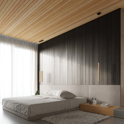 Suspension Halo 5 bois naturel en vue d'angle dans une chambre au plafond à lattes de bois clair