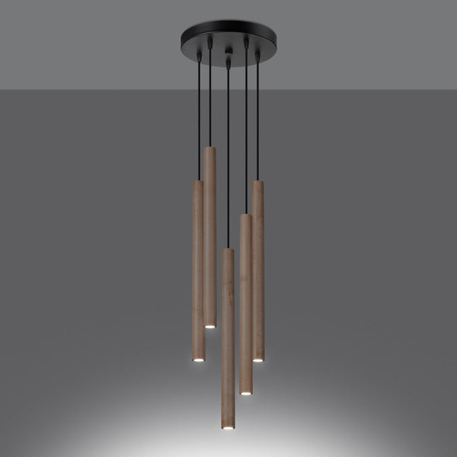 Suspension Halo 5 bois naturel allumée, lumière chaude diffusée vers le bas dans un décor sombre