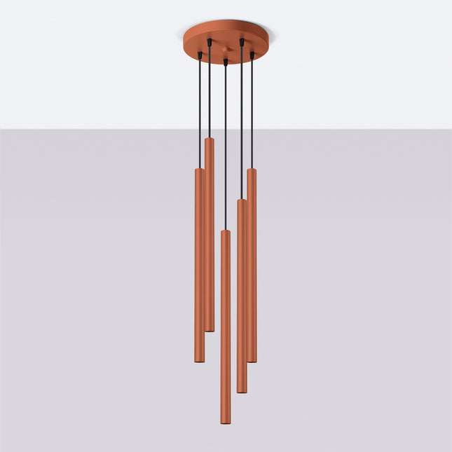 suspension halo 5 tubes étagés rouge ocre en acier, vue en situation