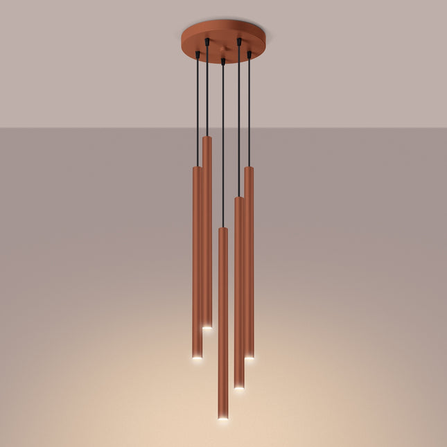 suspension halo 5 tubes étagés rouge ocre en acier, lumière allumée