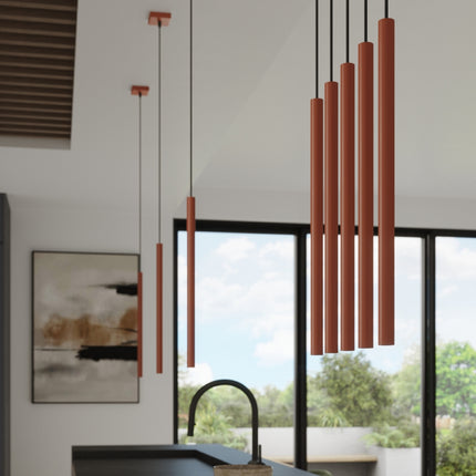 suspension halo 5 tubes étagés rouge ocre en acier, intérieur contemporain