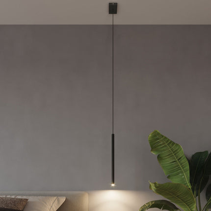 Suspension filaire noire façon Halo au-dessus d'un canapé, ambiance salon chaleureuse et épurée
