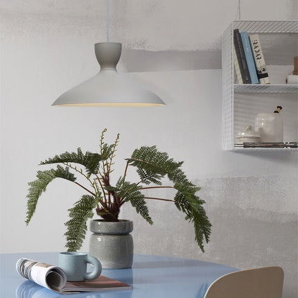 Gros plan sur l'intérieur de l'abat-jour et le câble textile de la suspension Hanover