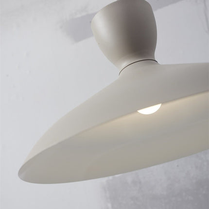Détail de la base en fer gris clair et de l'ampoule de la suspension Hanover