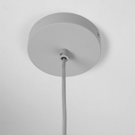 Rosace de plafond grise et câble textile de la suspension Hanover