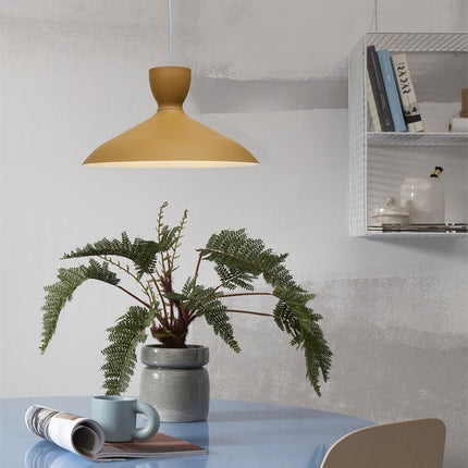 Suspension Hanover moutarde dans un intérieur scandinave avec plante verte
