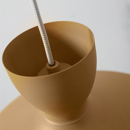 Détail de la douille E27 et du câble textile gris et blanc de la suspension