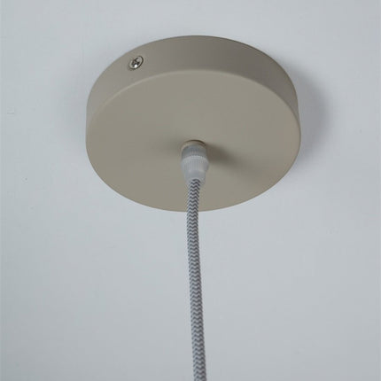 Rosace de plafond beige taupe et câble textile gris et blanc de la suspension Helsinki