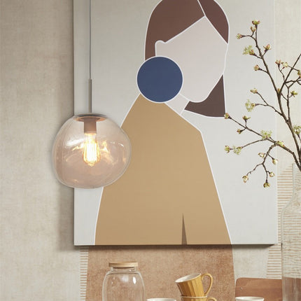Suspension Helsinki verre ambre suspendue près d'une table de salle à manger, décor japandi