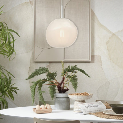 Suspension Helsinki au-dessus d'une table à manger, ambiance japandi beige et lumière tamisée
