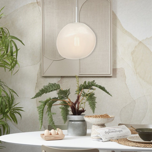 Suspension Helsinki au-dessus d'une table à manger, ambiance japandi beige et lumière tamisée