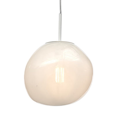 Suspension Helsinki isolée sur fond blanc, diffuseur galet en verre blanc laité allumé