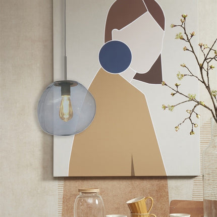 Suspension Helsinki en verre galet gris clair suspendue près d'un tableau décoratif