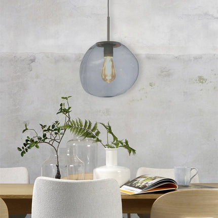 Suspension Helsinki verre galet gris clair au dessus d'une table de chevet