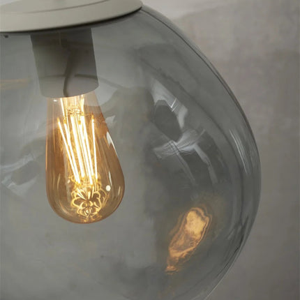 Détail de la douille E27 et du verre soufflé gris clair de la suspension Helsinki