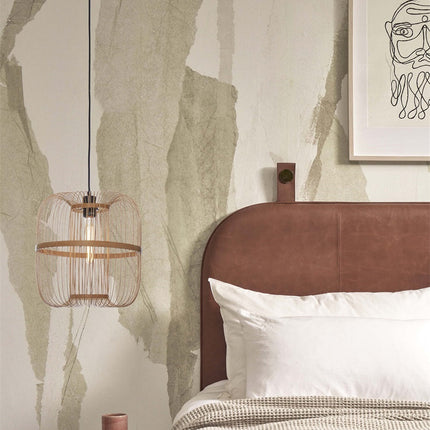 Suspension Hokkaido en bambou naturel suspendue près d'une tête de lit en cuir dans une chambre chaleureuse