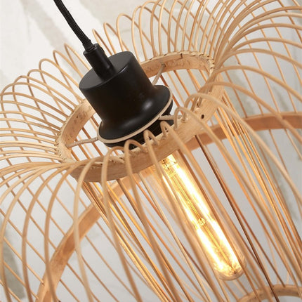 Détail de la douille noire et de l'ampoule E27 au centre de la cage en bambou de la suspension Hokkaido