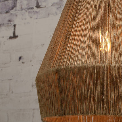 Vue rapprochée du bord inférieur de l'abat-jour en jute, intérieur cuivré laissant passer la lumière