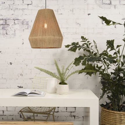 Suspension Iguazu au-dessus d'une console blanche décorée de plantes, abat-jour en jute tressé allumé