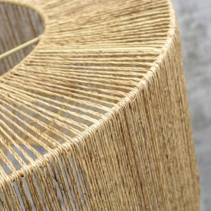 Gros plan sur le tressage artisanal en jute naturel de l'abat-jour de la suspension Iguazu