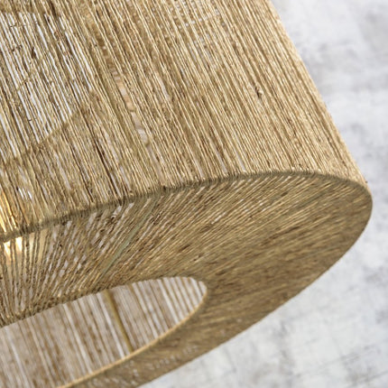 Suspension Iguazu jute naturel allumée, vue en situation dans un intérieur cosy