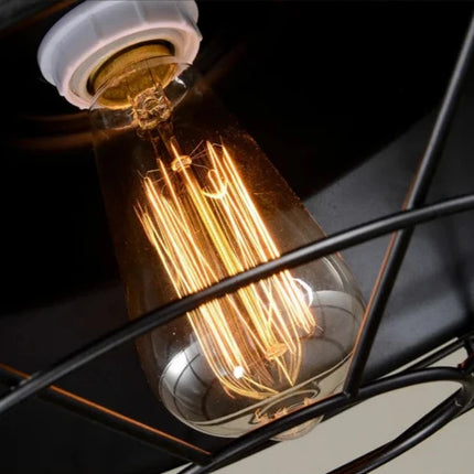 Suspension industrielle américaine en fer noir au-dessus d'un îlot de cuisine