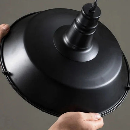 Suspension industrielle américaine rétro en fer noir dans un loft urbain