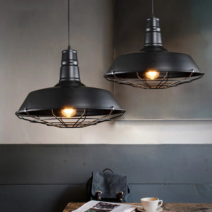 Suspension industrielle américaine en fer noir au-dessus d'une salle à manger