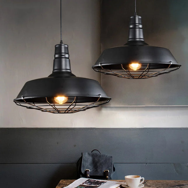 Suspension industrielle américaine en fer noir au-dessus d'une salle à manger