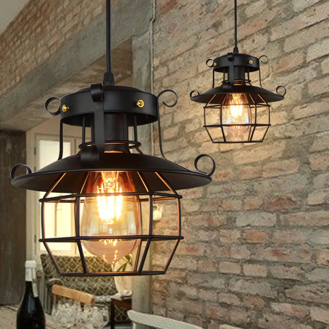 Suspension industrielle rétro en aluminium noir au-dessus d'une cuisine