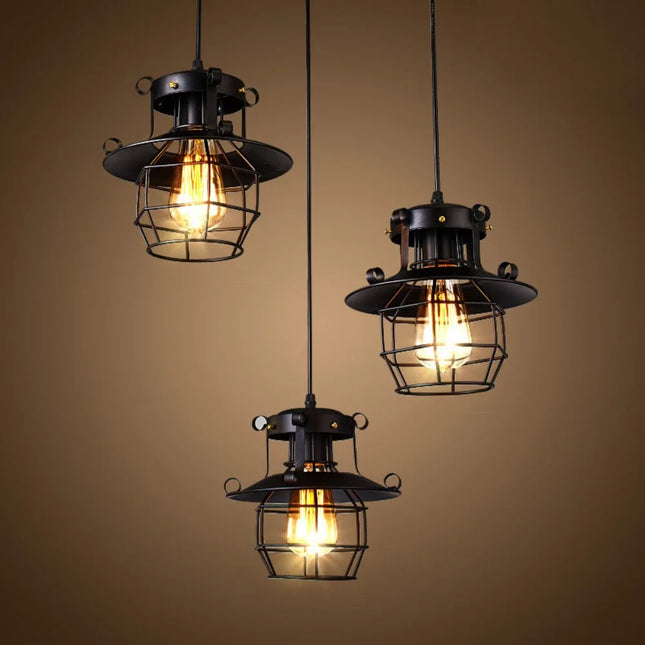 Suspension industrielle rétro en aluminium noir au-dessus d'une salle à manger