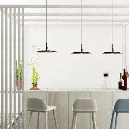 Suspension italienne circulaire LED plate au-dessus d'un bureau