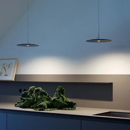 Suspension italienne circulaire LED plate dans un salon contemporain